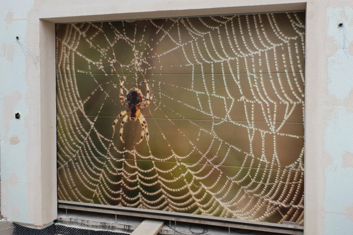 Individuální potisk sekčních vrat - pavučina dle fotky zákazníka.