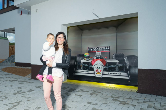 Individuální potisk sekčních vrat - Formule 1 dle fotky dodané zákazníkem.