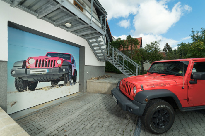 Individuální potisk sekčních vrat - JEEP dle fotky zákazníka.
