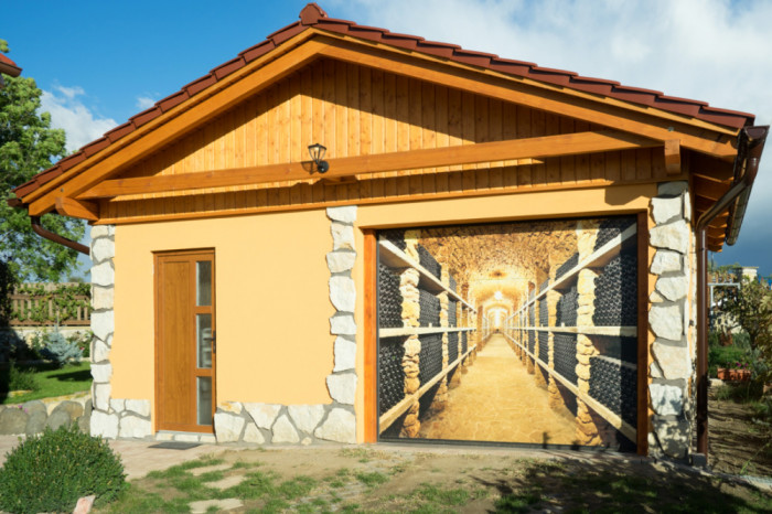Individuální potisk sekčních vrat - vinný sklep dle fotky zákazníka.